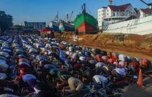 FOTO: Umat Muslim Khidmat Melaksanakan Salat Idulfitri 1445 H di Pelabuhan Sunda Kelapa