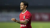 Gelandang Bali United, Irfan Bachdim, melakukan pemanasan sebelum melawan Bhayangkara FC pada laga Liga 1 Indonesia di Stadion Patriot, Bekasi, Jumat (29/9/2017). Bhayangkara menang 3-2 atas Bali. (Bola.com/Vitalis Yogi Trisna)