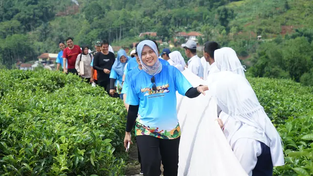Kelompok Tenun binaan Bank Indonesia Perwakilan Tasikmalaya, Jawa Barat, ‘Sutera Sabilulungan’ sukses memecahkan rekor MURI, dalam pembentangan Tenun Bulu Motif Turih Wajit sepanjang 260 meter. (Liputan6.com/Jayadi Supriadin)
