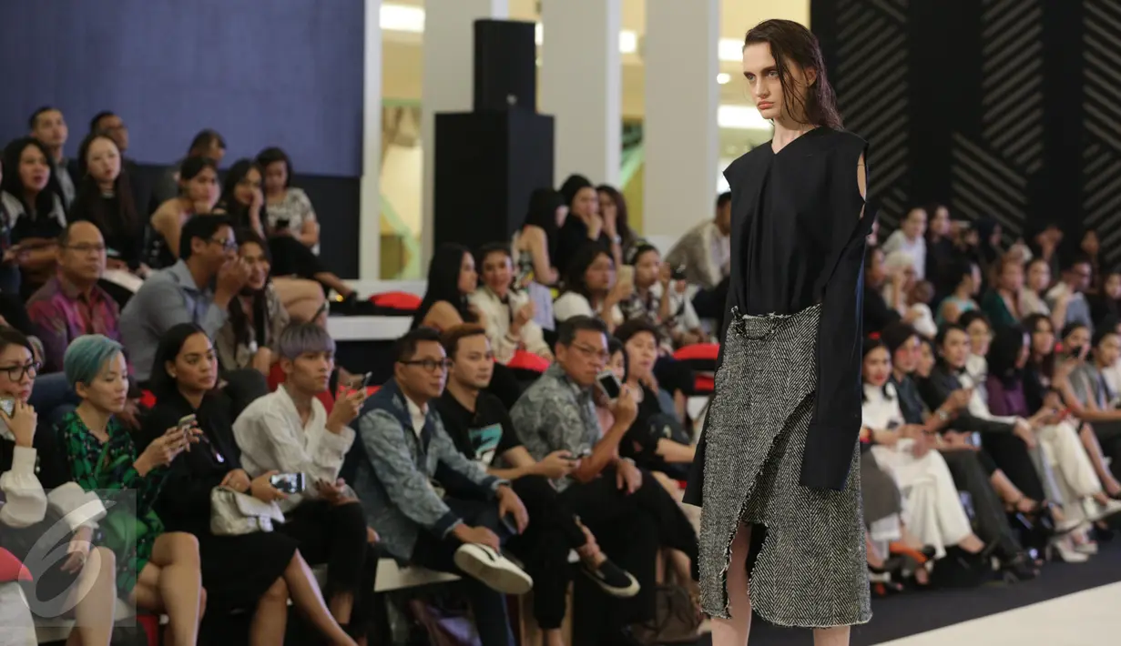 Model berpose diatas panggung saat memperagakan busana rancangan MADE IND X TANGAN dalam pagelaran Senayan City Fashion Nation ke-11, Jakarta, Senin (10/4). (Liputan6.com/Faizal Fanani)
