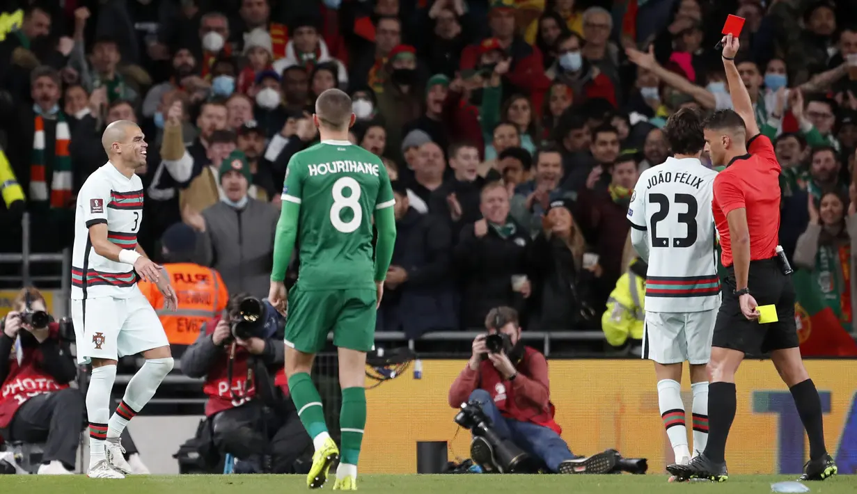 Pada menit ke-81, Portugal harus bermain dengan 10 orang. Pepe terkena kartu kuning kedua yang berubah menjadi kartu merah usai melakukan sikutan pada Callum Robinson. (AP/Peter Morrison)