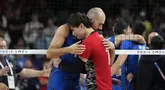 Pemain voili Italia, Gianluca Galassi menghibur Ran Takahashi, dari Jepang, pada akhir pertandingan bola voli perempat final putra Olimpiade Paris 2024 di South Paris Arena, Senin, 5 Agustus 2024. (AP Photo/Dolores Ochoa)