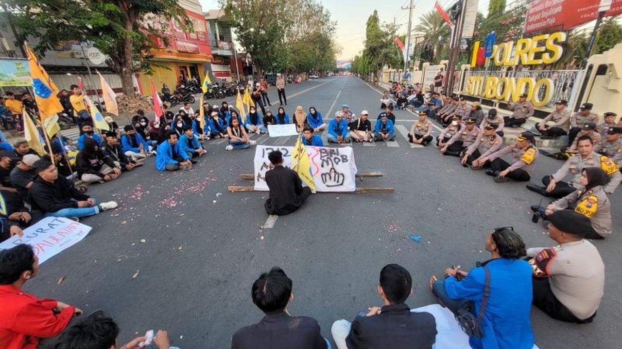 Aksi Solidaritas Mahasiswa Situbondo: Unjuk Rasa Tertib PMII dan GMNI Kecam Represifitas Aparat, Berakhir Doa Bersama Kapolres