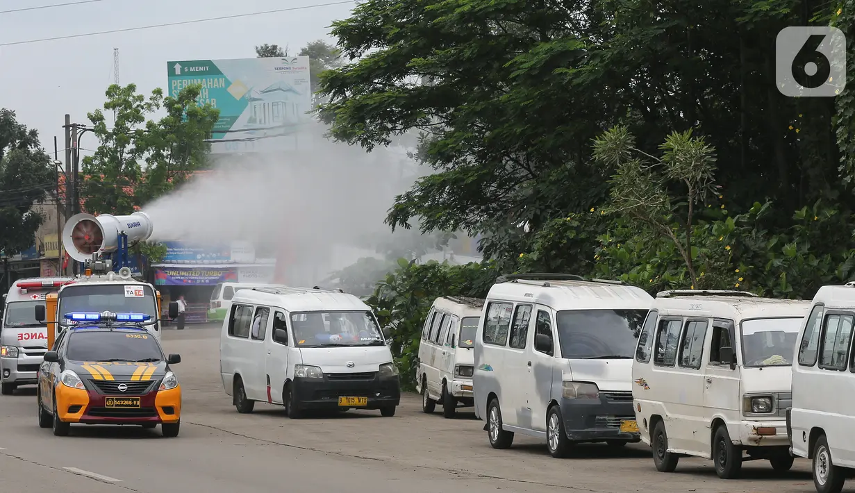 Sebuah mobil gunner spraying menyemprotkan cairan disinfektan di kawasan Serpong, Tangerang Selatan, Sabtu (2/5/2020). PMI mengerahkan dua mobil gunner untuk menyemprotkan cairan disinfektan tahap pertama di wilayah Serpong, Setu, Serpong Utara dan Pamulang. (Liputan6.com/Fery Pradolo)