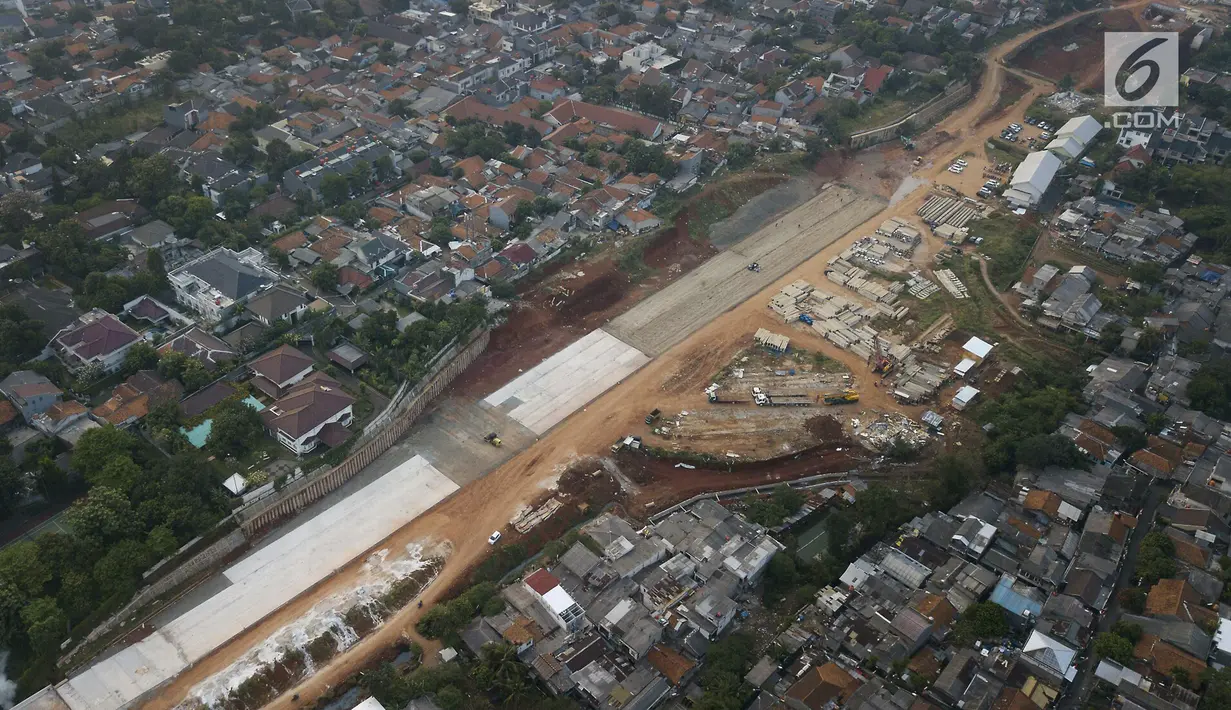 Kondisi pembangunan tol Depok - Antasari saat di foto dari udara di Jakarta, Senin (4/9). Proyek tol tersebut ditargetkan akan selesai pada akhir tahun ini. (Liputan6.com/Angga Yuniar)
