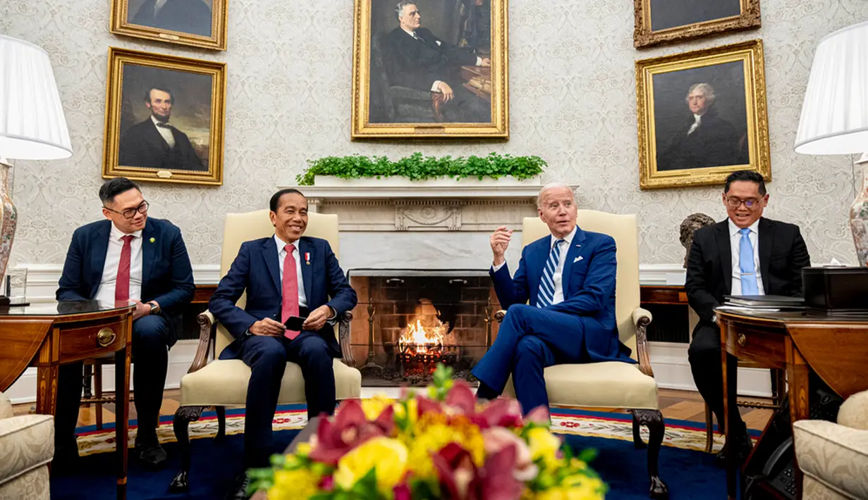 Oleh karena itu, Presiden Jokowi mengajak Presiden Biden untuk turut menghentikan konflik dan kekejaman yang terjadi di Gaza, Palestina. "Hal ini merupakan sebuah hal yang sangat menyakitkan bagi umat manusia," ujar Jokowi. (AP Photo/Andrew Harnik)