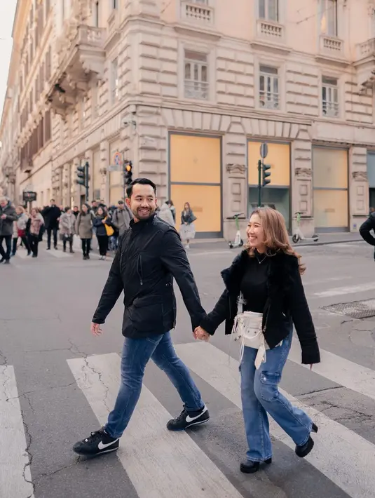 <p>Sama-sama tampil dengan busana hitam, Kiky Saputri dan suami mengunjungi Italy selama honey moon. Serasi dengan jeans, busana pasangan ini bisa jadi inspirasi. [Instagram/kikysaputrii]</p>
