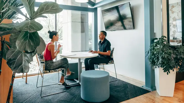 Dua orang duduk berhadapan