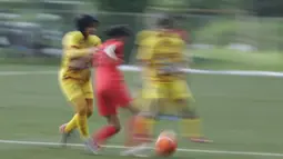 Gelandang Sumatra Selatan, Rika Mai, berusaha merebut bola saat melawan Bangka Belitung pada laga final Piala Pertiwi di NYTC Sawangan, Depok, Jumat (3/5). Sumsel menang 2-1 atas Babel. (Bola.com/Vitalis Yogi Trisna)
