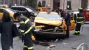 Petugas memeriksa taksi yang mengalami kecelakaan di kawasan Upper East Side, Manhattan, New York, Selasa (16/12/2014). (Alfrits J. Monintja) 