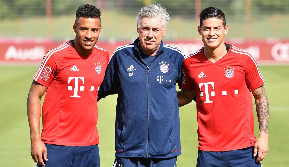 Pelatih Bayern Munchen, Carlo Ancelotti, foto bersama dua pemain barunya, James Rodriguez (kanan) dan Corentin Tolisso (kiri) usai latihan perdana di Munchen, Rabu (12/7/2017). (EPA/Lukas Barth)