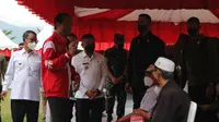 Kunjungi Palu, Jokowi Semangati Petugas Medis hingga Puji Antusiasme Warga Ikut Vaksinasi