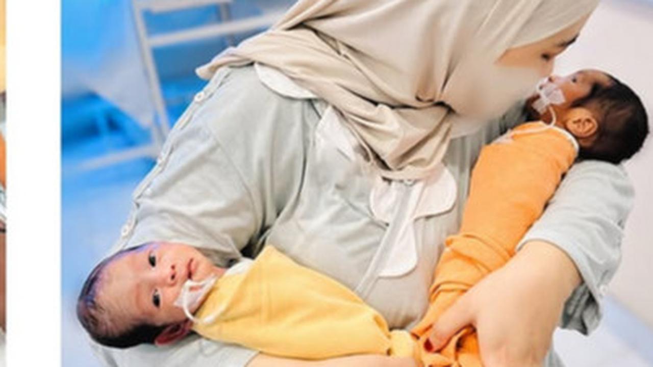 5 Potret Anak Kembar Laki-laki Ustaz Dennis Lim, Perjuangan 5 Tahun Berbuah Manis Lewat Bayi Tabung