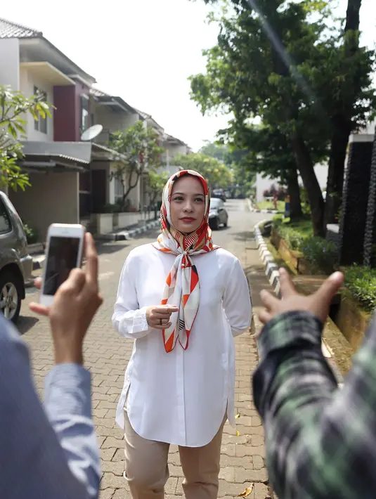 "Kita lihat butuh perbaikan ekonomi, tentu juga rasa persatuan di Jakarta. Kita beraneka ragam suku, etnis, dan budaya. Kita butuh pemimpin yang bisa mempersatukan," tukas Rachel Maryam. (Nurwahyunan/Bintang.com)