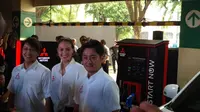 Dimas Anggara, Nadine Chandrawinata, dan Presiden Direktur MMKSI Naoya Nakamura meresmikan stasiun Quick Charger ke-17 di Plaza Senayan (Amal/Liputan6.com)