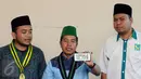 Ketua Umum PB HMI, Mulyadi P Tamsir (tengah) menunjukkan foto bentrok massa dengan polisi saat aksi damai 4 November, Jakarta, Sabtu (5/11). HMI, PII, dan GPII memberikan pernyataan sikap terkait insiden tersebut. (Liputan6.com/Helmi Fithriansyah)