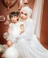 Ria Ricis sedang santer dibicarakan, lantaran dirinya ternyata telah melayangkan gugatan cerai kepada sang suami. Ria Ricis dikenal dengan gaya kompaknya bersama sang putri, Cut Raifa Aramoana atau yang akrab dipanggil Moana. Di foto ini, Ricis dan Moana tampil kompak dengan outfit serba putih. Ricis tampil cantik dengan dress putih yang memiliki detail outer yang tak kalah cantik, hijab, dan headpieces yang mempercantik penampilannya secara keseluruhan. Di pangkuannya, Moana juga mengenakan dress putih lengan pendek dengan rambut yang dikuncir dua menggemaskan. [Foto: Instagram/riaricis1795]