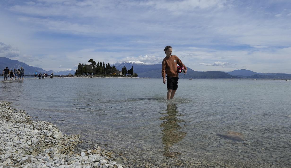 Menurut laporan media, fenomena ini menarik banyak wisatawan. (AP Photo/Luca Bruno)