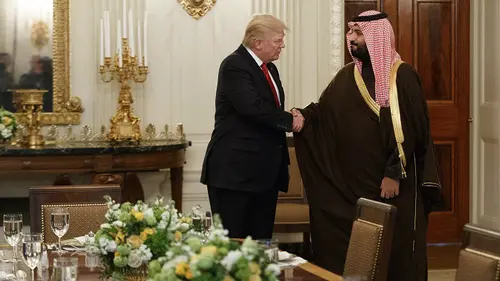 Donald Trump berjabat tangan dengan Pangeran Mohammed bin Salman, menteri pertahanan sekaligus wakil putra mahkota Arab Saudi