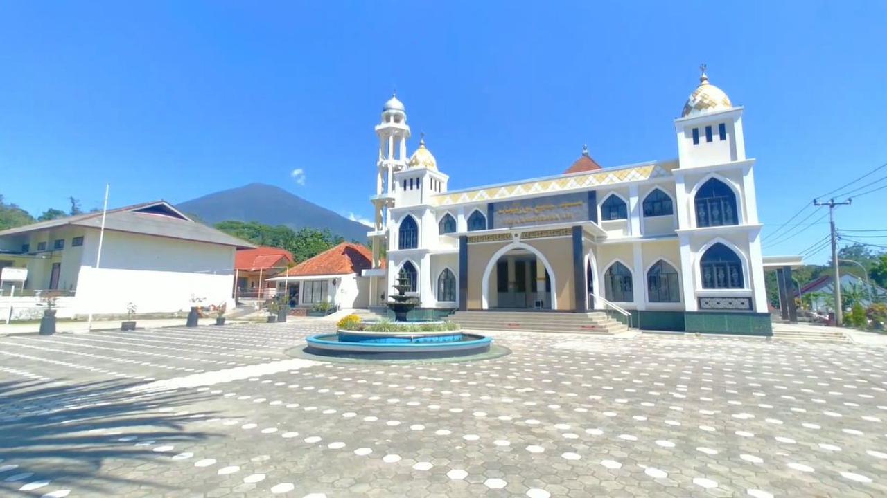 Masjidnya Indah dan Memiliki Embung yang Menenangkan
