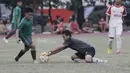Pemain Timnas Indonesia U-16, Andre Oktavian, berebut bola dengan kiper Persija Jakarta U-16, Muhammad Adam pada laga uji coba di Stadion Atang Sutresna, Jakarta, Selasa (4/7/2017). Indonesia menang 5-0 atas Persija. (Bola.com/M Iqbal Ichsan)