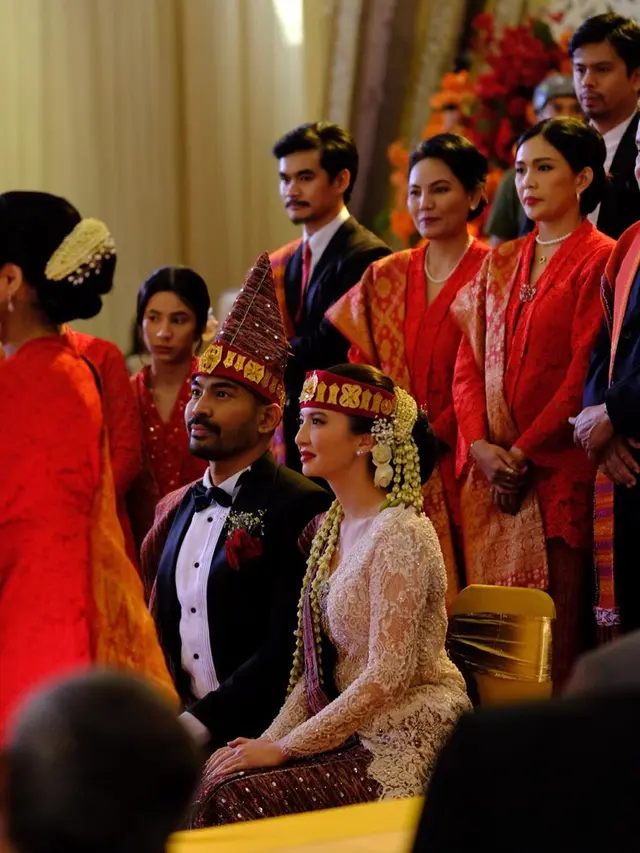 6 Potret Pernikahan Robby Purba dan Raline Shah di Film Catatan Harian Menantu Sinting, Menawan Pakai Busana Pengantin Batak
