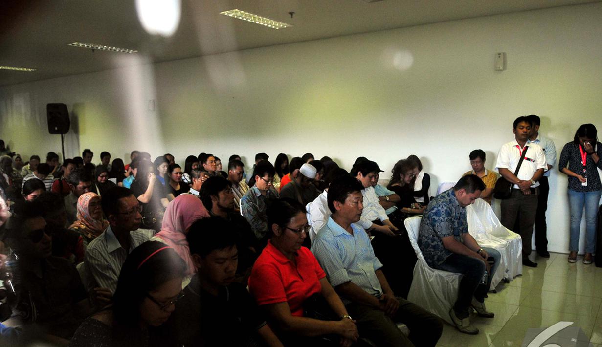 Sejumlah keluarga penumpang AirAsia QZ8501 melakukan doa bersama di Bandara Juanda, Surabaya, Senin (29/12/2014).(Liputan6.com/Johan Tallo)