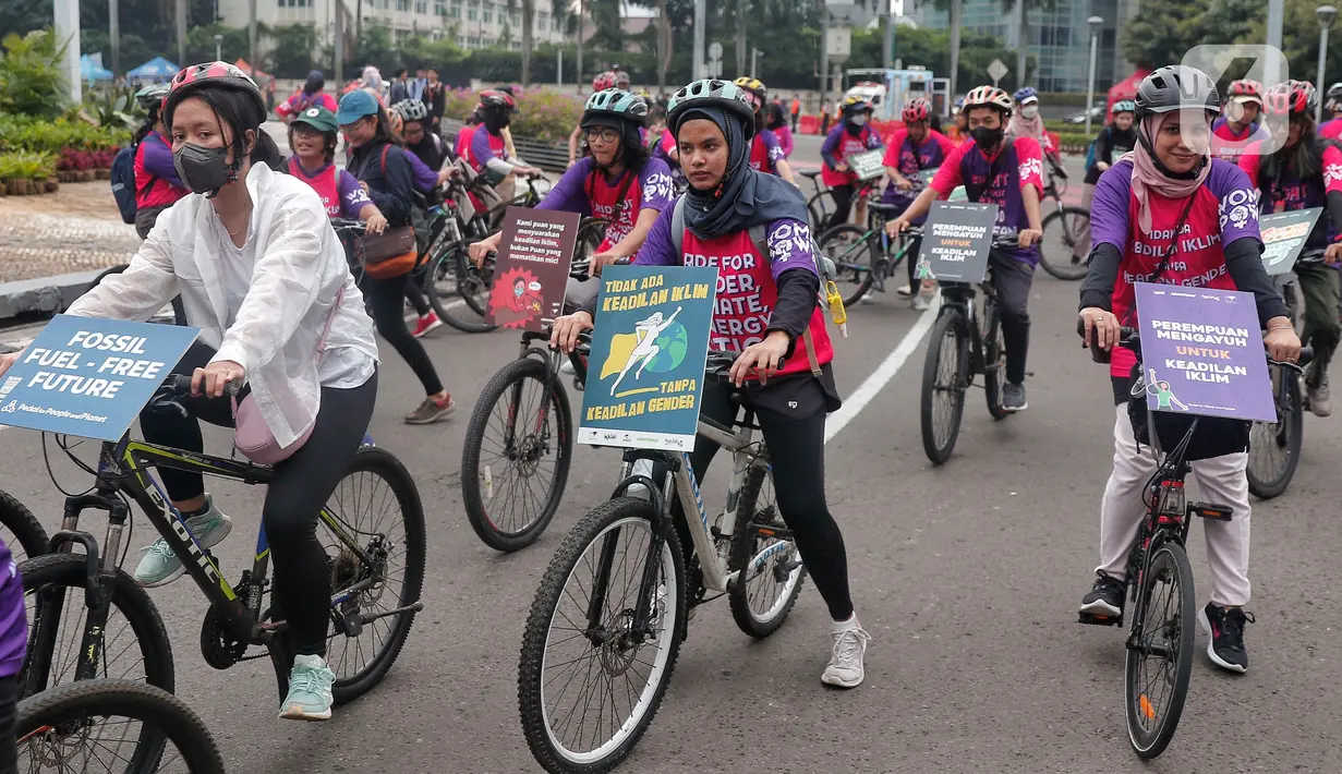 Aktivis dari berbagai penggiat lingkungan melakukan aksi damai di Hari Bebas Kendaraan (Car Free Days) di kawasan Bundaran HI, Jakarta,  Minggu (12/3/2023). Selain memperingati Hari Perempuan Internasional, aksi Women Pedal for People Planet tersebut dilakukan guna mengajak masyarakat untuk melakukan perlawanan terhadap krisis iklim yang berdampak pada kehidupan manusia dan ekologi. (Liputan6.com/Angga Yuniar)