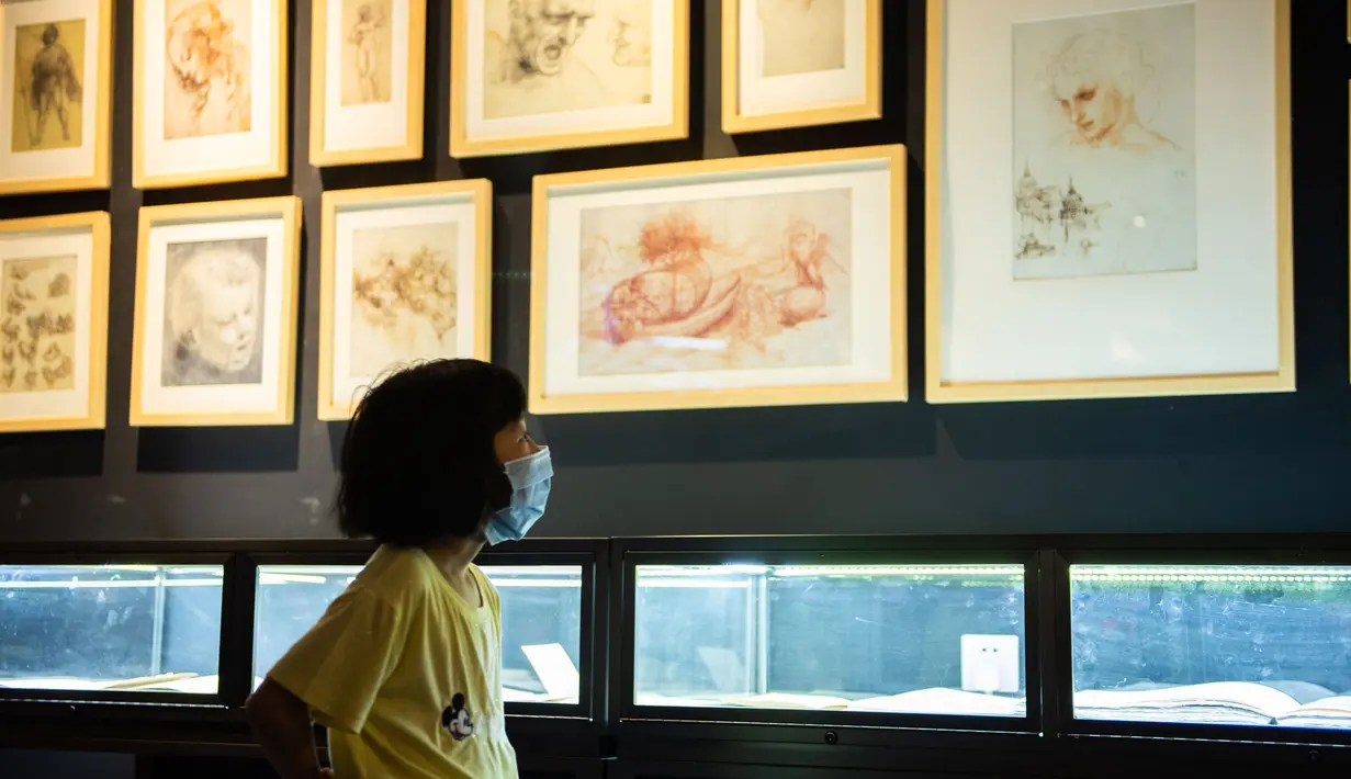 Seorang pengunjung melihat replika karya seni Leonardo da Vinci dalam sebuah pameran seni bertajuk Tribute to da Vinci yang digelar di gedung Changsha IFS, Changsha, Provinsi Hunan, China, Senin (4/5/2020). (Xinhua/Chen Sihan)
