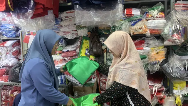Siti Kusmayati (48) sedang melayani pembeli yang datang ke tokonya