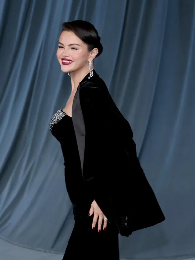 Selena Gomez dan Benny Blanco di karpet merah Academy Museum Gala di Los Angeles.. (Amy Sussman / GETTY IMAGES NORTH AMERICA / Getty Images via AFP)