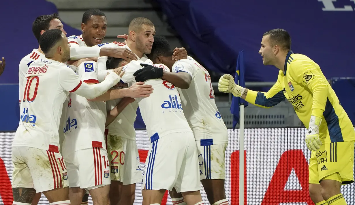 Para pemain Lyon merayakan gol kedua yang dibuat bek Leo Dubois ke gawang Bordeaux di masa injury time dalam laga lanjutan Liga Prancis 2020/21 pekan ke-22 di Groupama Stadium, Jumat (29/1/2021). Lyon menang 2-1 atas Bordeaux. (AP/Laurent Cipriani)