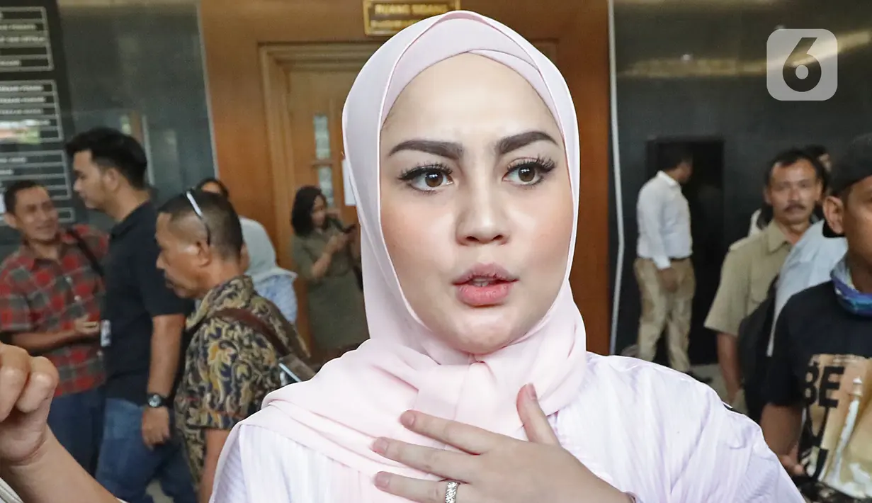 Artis Jennifer Dunn saat menjadi saksi dalam sidang TPPU dan korupsi alkes di Pemprov Banten dan Pemkot Tangsel dengan terdakwa Tubagus Chaeri Wardana di Pengadilan Tipikor, Jakarta, Kamis (12/3/2020). Sidang beragendakan mendengar keterangan saksi JPU KPK. (Liputan6.com/Herman Zakharia)