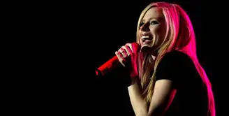 Avril Lavigne, akhir-akhir ini tak pernah menampakan diri di hadapan publik. Tidak hanya soal kisah cintanya pasca bercerai di tahun 2015 lalu, namun juga kiprahnya di dunia musik. (AFP/CESAR VICUÑA)