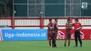 Pelatih Persija, Stefano Cugurra (kanan) memberi arahan pada tiga pemainnya saat latihan resmi jelang laga lanjutan Go-Jek Liga 1 Indonesia 2018 bersama Bukalapak melawan Persib di Lapangan PTIK, Jakarta, Jumat (29/6). (Liputan6.com/Helmi Fithriansyah)
