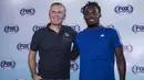 Pakar sepak bola, John Dykes, bersama gelandang Persib Bandung, Michael Essien, menghadiri media talkshow di Artotel, Jakarta,Sabtu (4/11/2017). Acara ini membahas seputar Premier League dan juga sepak bola Indonesia. (Bola.com/Vitalis Yogi Trisna)