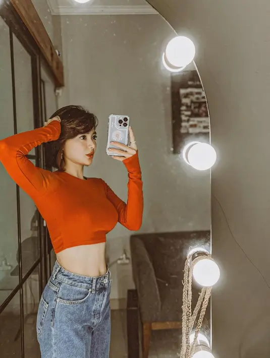 Artis kelahiran Bogor 26 Februari 1992, Wika Salim saat foto mirror selfie. Sejauh ini olahraga yang paling sering dilakukan Wika Salim di antaranya adalah angkat beban, tinju, lari, gym, yoga, dan masih banyak lagi. (Instagram/ wikasalim)