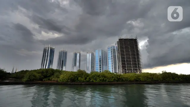 FOTO: Awan Cumulonimbus Selimuti Perairan Teluk Jakarta