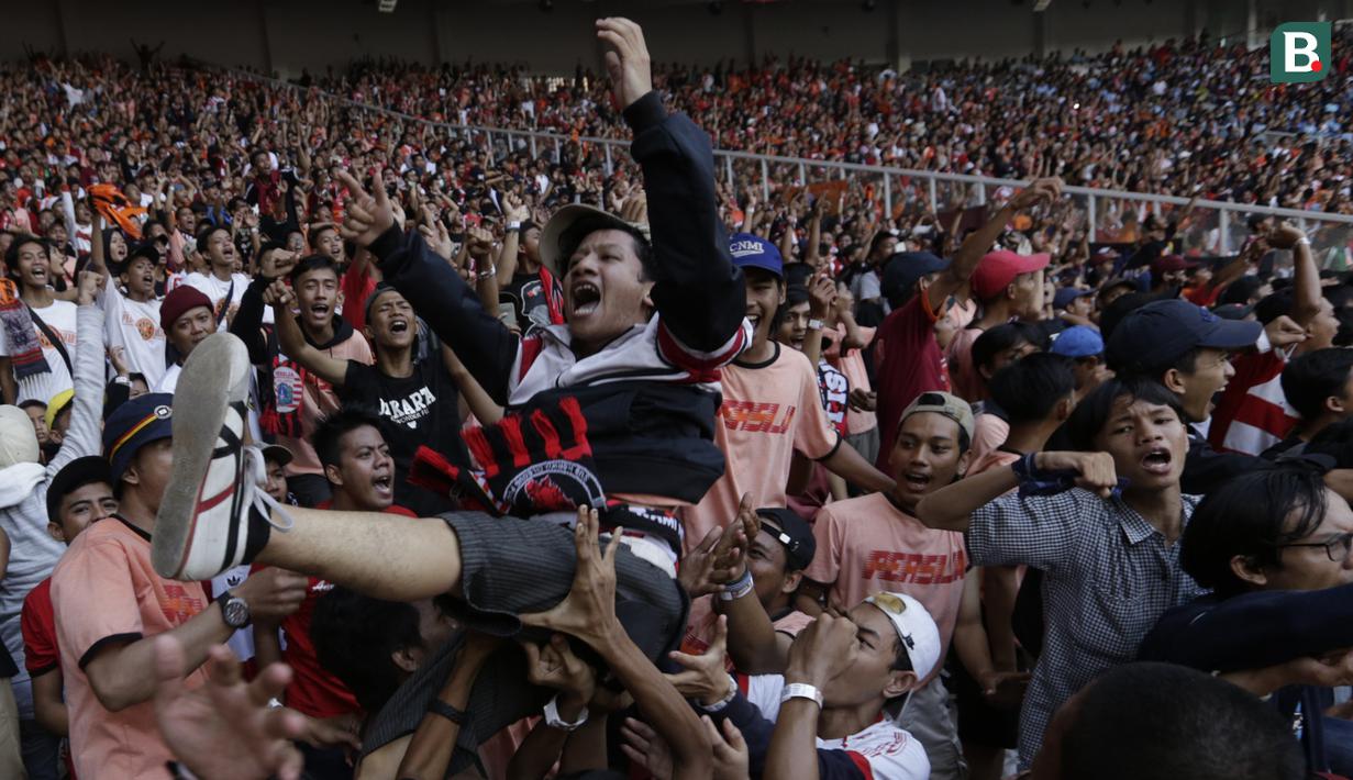 Suporter Persija, The Jakmania, melakukan moshing memberikan dukungan saat melawan Persela pada laga Liga 1 di SUGBK, Jakarta, Selasa (20/11). Persija menang 3-0 atas Persela. (Bola.com/Vitalis Yogi Trisna)