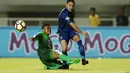 Pemain Persib Bandung, Shohei Matsunaga melepaskan tembakan melewati pemain PS TNI, Ganjar Mukti pada lanjutan Liga 1 2017 di Stadion Pakansari, Bogor, Sabtu (22/4/2017). PS TNI bermain imbang 2-2. (Bola.com/Nicklas Hanoatubun)