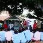 Bantuan peralatan sekolah yang diberikan disambut dengan antusias oleh siswa sekolah dasar, seperti di Pulau Matakus.
