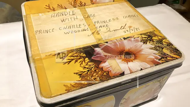 Kue Pangeran Charles dan Putri Diana dalam kaleng (AP)