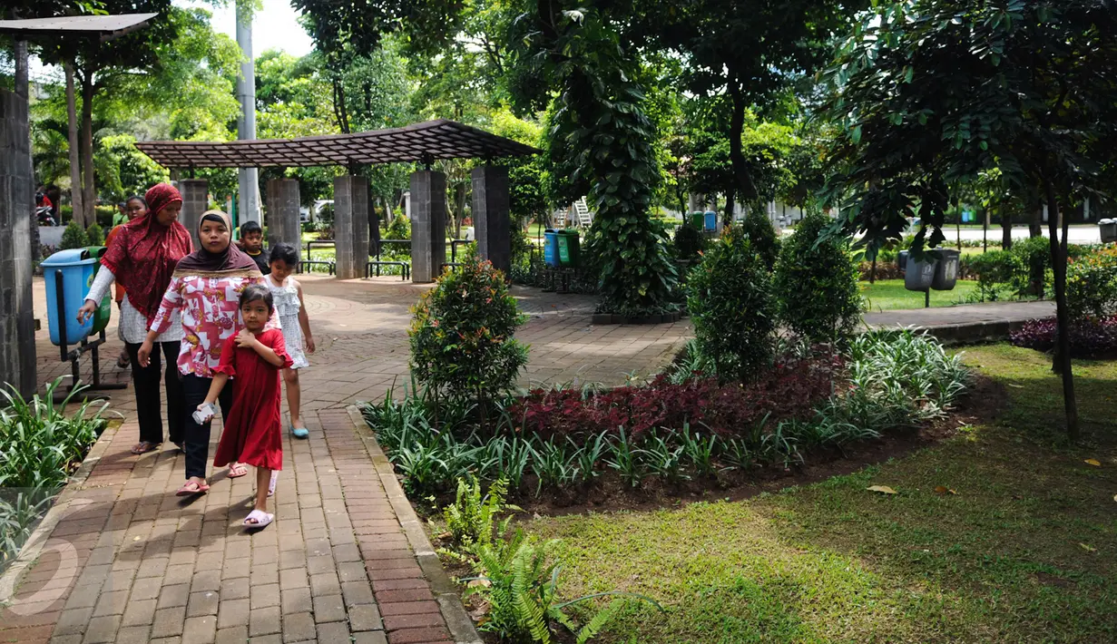 Sejumlah warga berjalan di Ruang Terbuka Hijau (RTH) Taman Tanjung, Jakarta Selatan, Senin (10/4). Pemprov DKI Jakarta akan mengalokasikan anggaran pembelian lahan untuk RTH sebesar Rp300 miliar. (Liputan6.com/Yoppy Renato)
