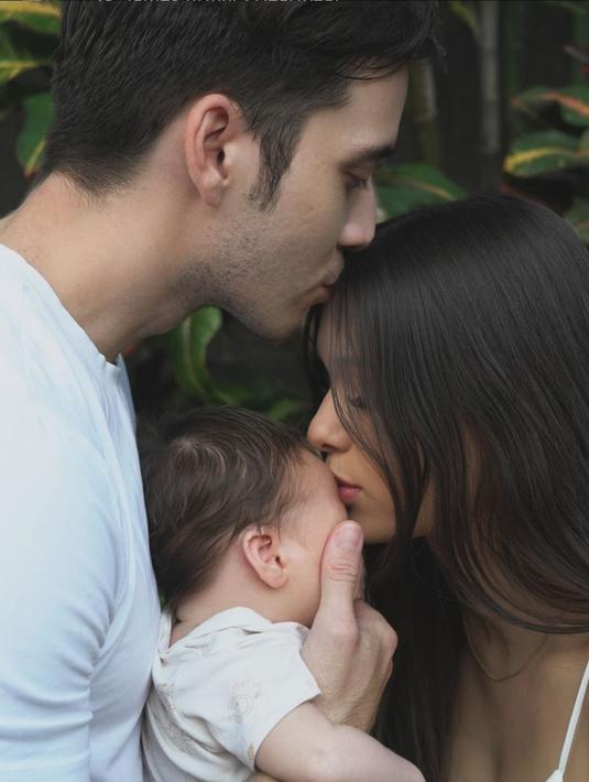 Dijuluki ayah idaman, unggahan Stefan William bareng ketiga anaknya ini sukses banjir pujian dari netizen. Mereka mendoakan keluarga Stefan bahagia. (Liputan6.com/IG/@stefannwilliam)