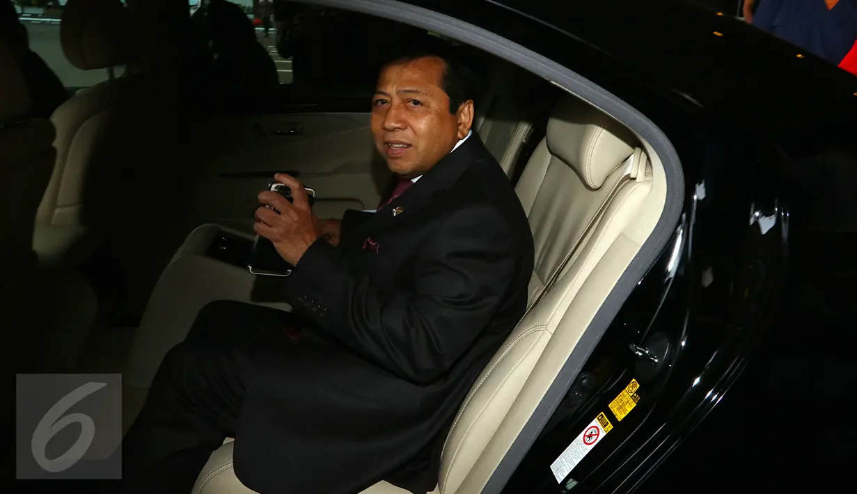  Ketua DPR Setya Novanto memasuki mobilnya, Jakarta, Selasa (17/11/2015). Setya memercayakan penyelesaian masalah tentang pencatutan nama Presiden terkait perpanjangan kontrak Freeport ke MKD, Jakarta, Selasa (17/11/2015). (Liputan6.com/JohanTallo)