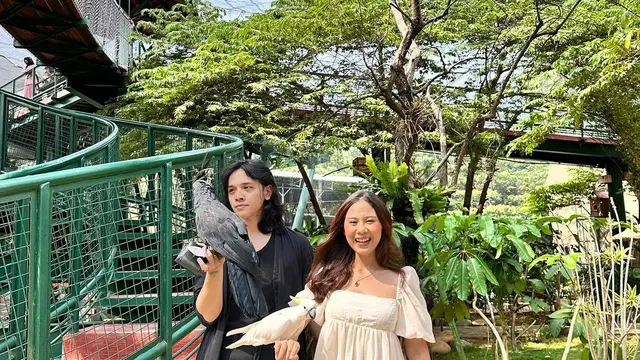 Nadine Amizah Dilamar Adik Sheila Dara, Pasangan Serasi dengan Gaya Vintage Ikonik