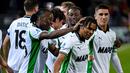 Para pemain Sassuolo merayakan gol yang dicetak oleh Armand Lauriente ke gawang Cagliari di Stadion Unipol Domus, Jumat (31/10/2025) dini hari WIB. (Gianluca Zuddas/LaPresse via AP)