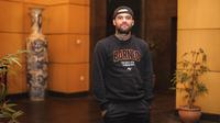 Kapten Borneo FC, Diego Michiels berpose di depan fotografer setelah program wawancara Lebih Dekat di Hotel Gran Senyiur, Balikpapan, Kalimantan Timur, Sabtu (18/05/2024). (Bola.com/Bagaskara Lazuardi)