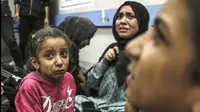 Seorang anak perempuan menjadi korban serangan roket di RS Gaza, 17 Oktober 2023. Dok: AP News/Abed Khaled