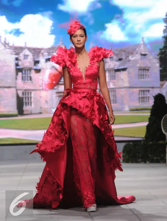 Model mengenakan busana busana karya desainer Fetty Rusli di Hotel Mulia Senayan Jumat (26/02). Pagelaran dimulai seiring cahaya fajar keemasan di sebuah rumah besar menyerupai istana. (Liputan6.com/Helmi Afandi)